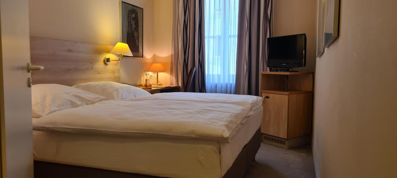 Hotel Garni "Am Ellinger Tor" Weißenburg in Bayern Exteriör bild